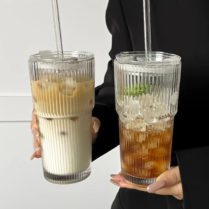 Tablette de chocolat au café gourmet sur fond clair saveur intense et texture onctueuse.