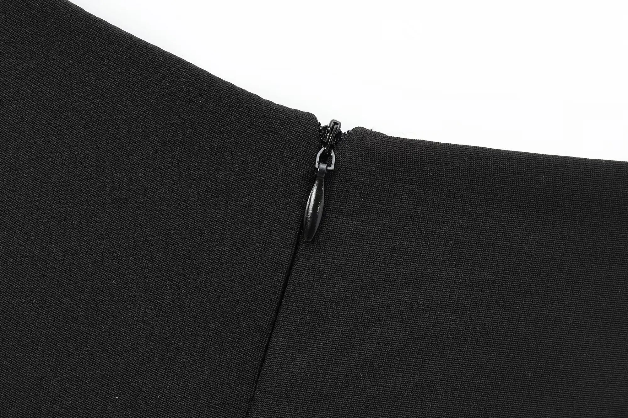 Mini Robe Noire Sexy avec Plumes