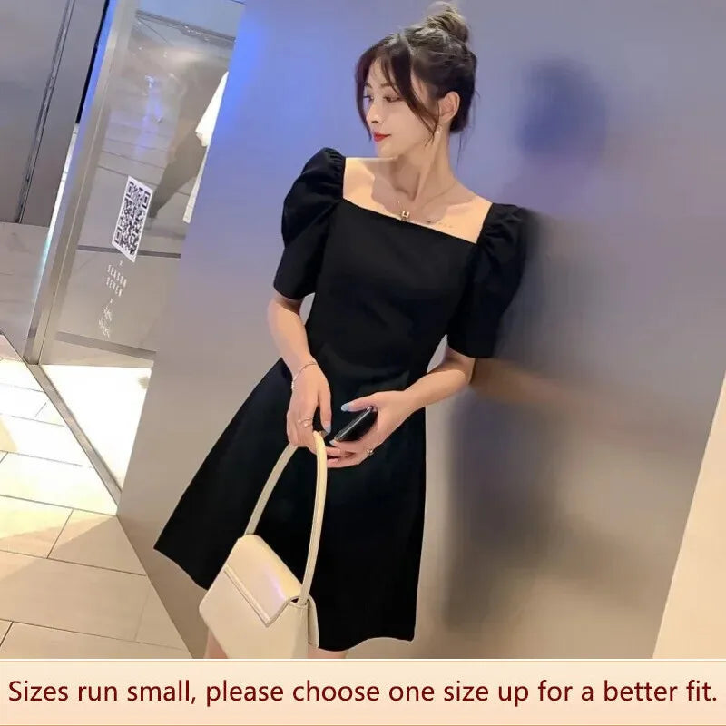 Elegant dress with puffed sleeves