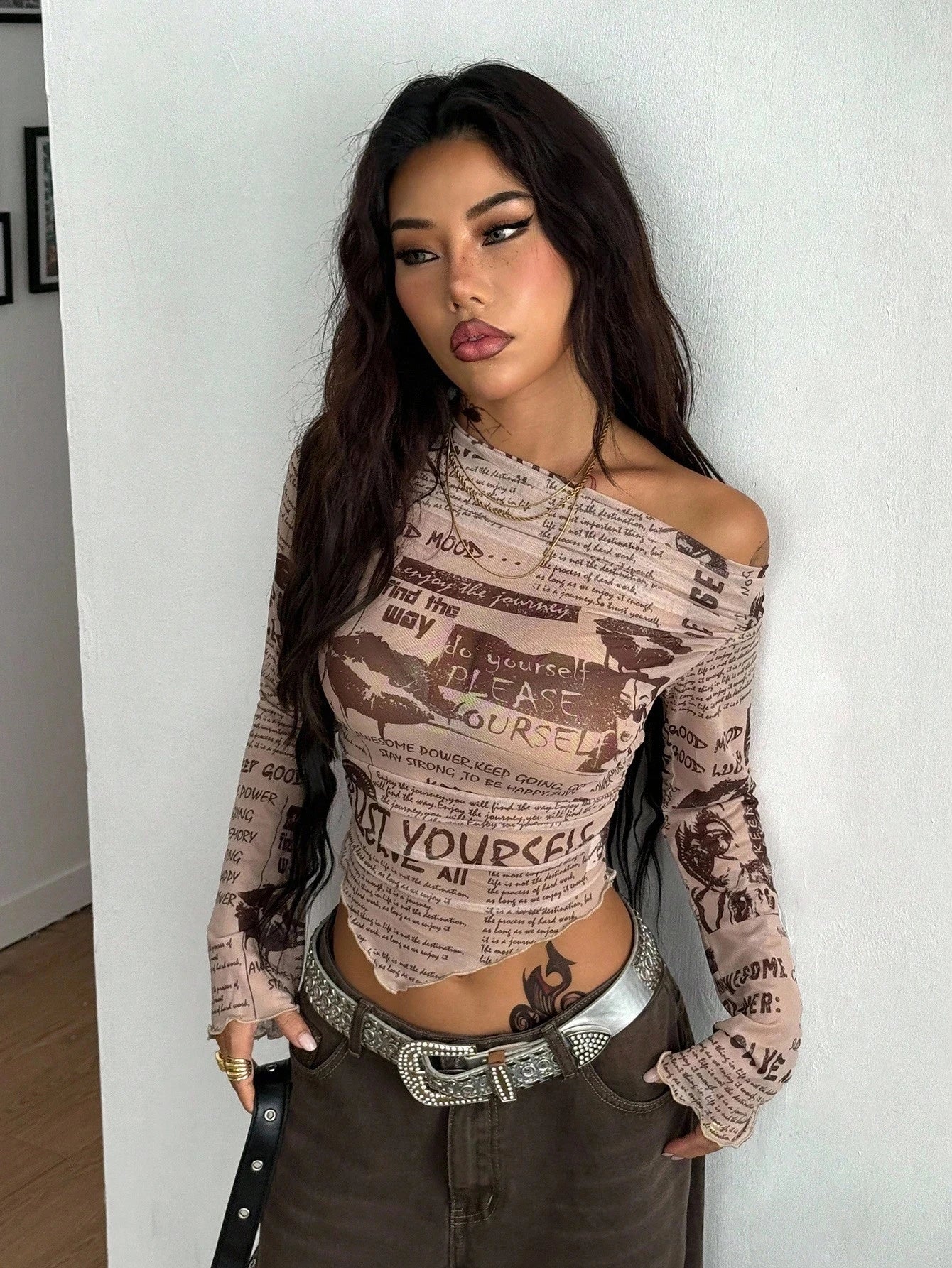 Top Femme Épaules Dénudées Style Streetwear Rétro avec Imprimé Journal