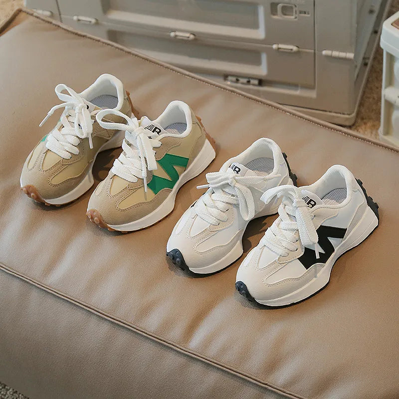 Deux paires de baskets enfant beige et blanche
