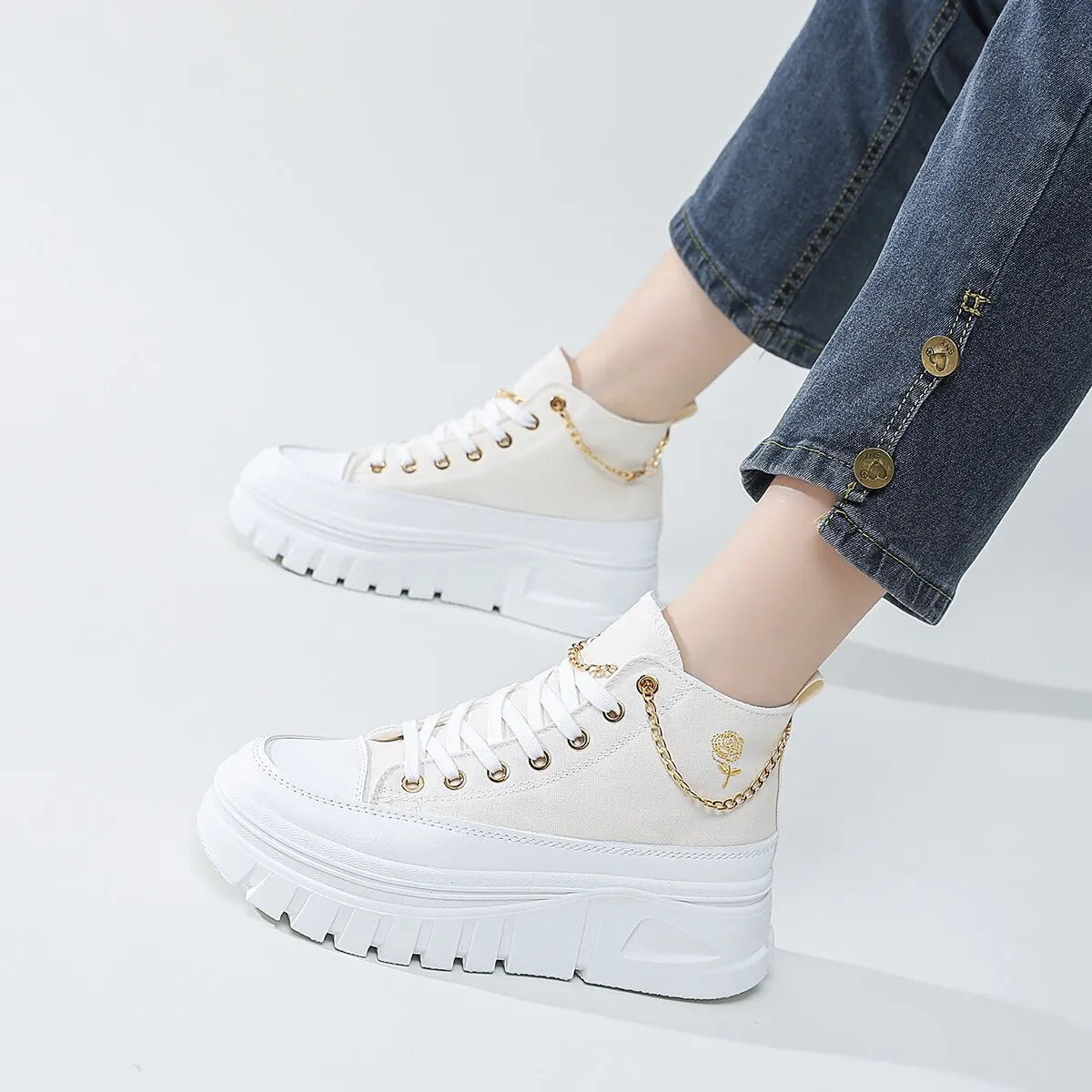 Women's lace-up sneakers