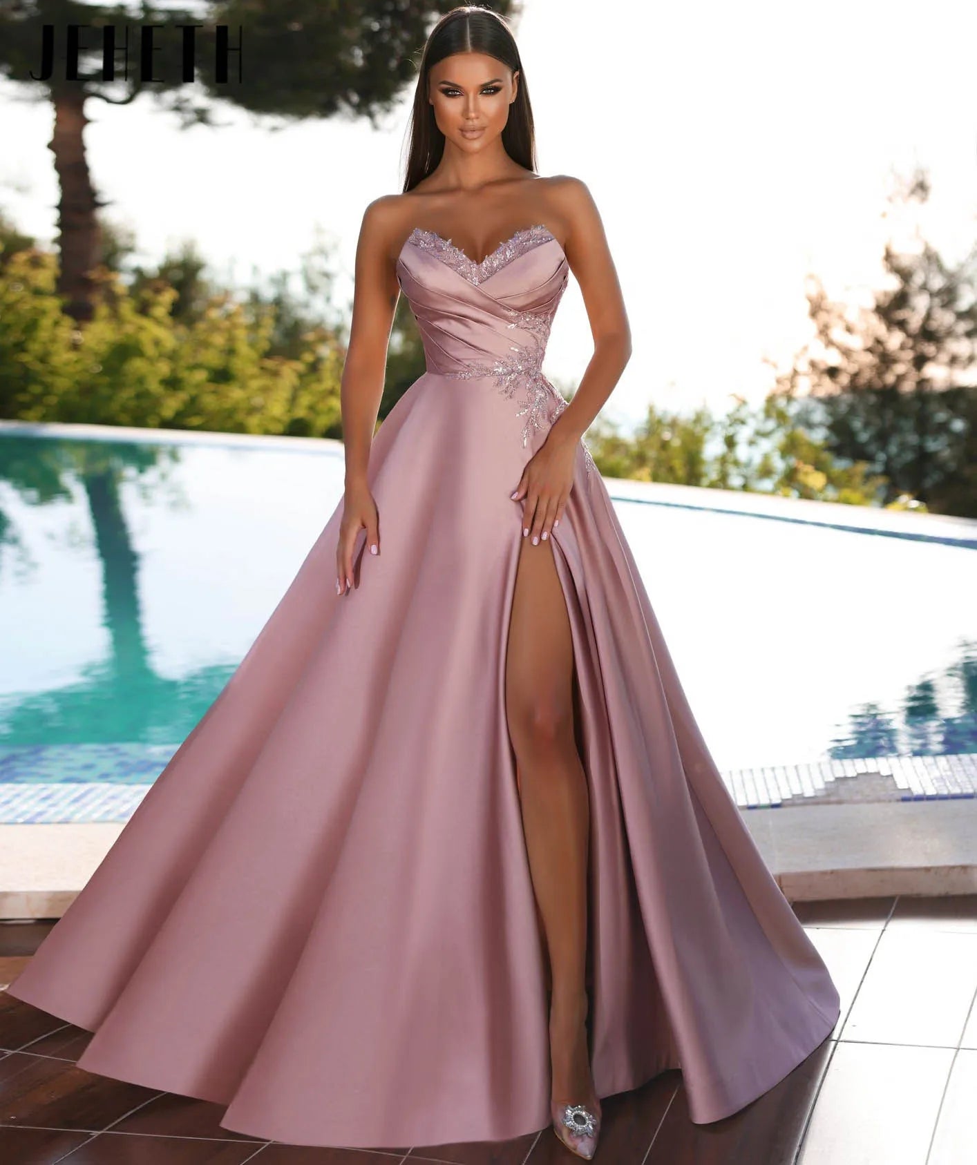 Elegant sleeveless occasion dress