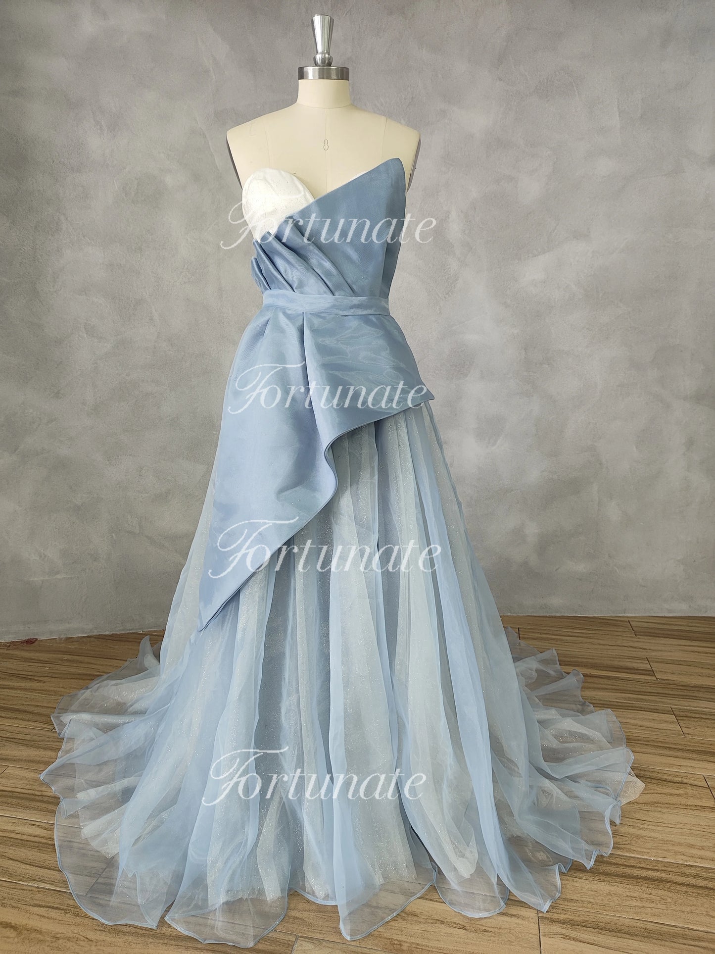 Robe de soirée sans bretelle bleue en tulle fendue