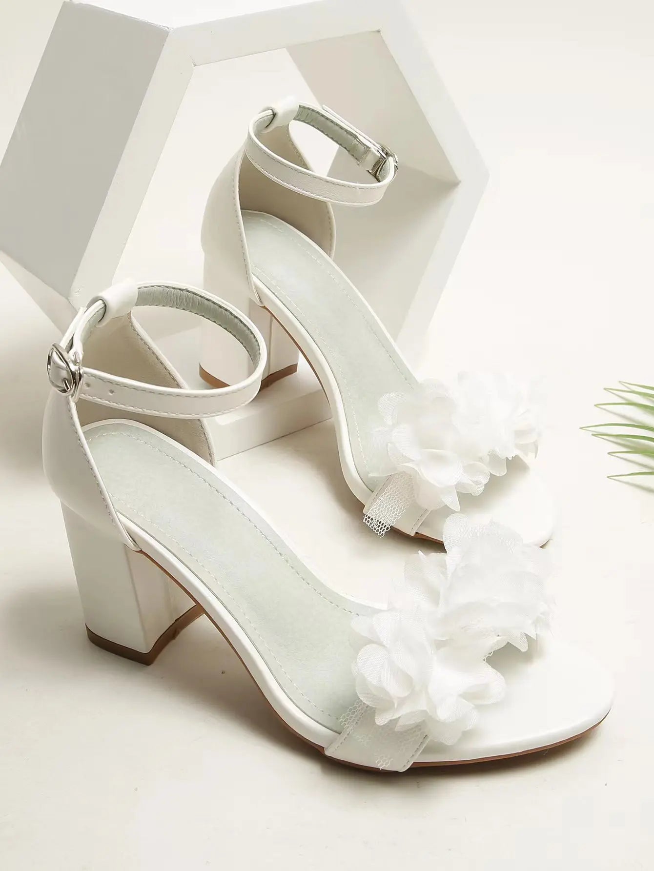 Chaussures de mariage à dentelle et talons blancs