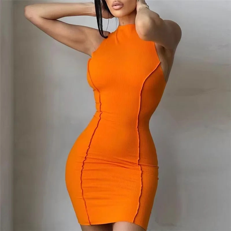 Femme élégante portant une robe en plumes style glamour et luxueux, idéale pour les soirées ou séances photo

