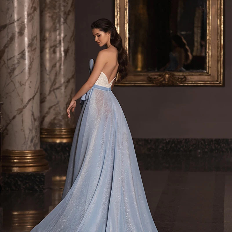 Robe de soirée sans bretelle bleue en tulle fendue