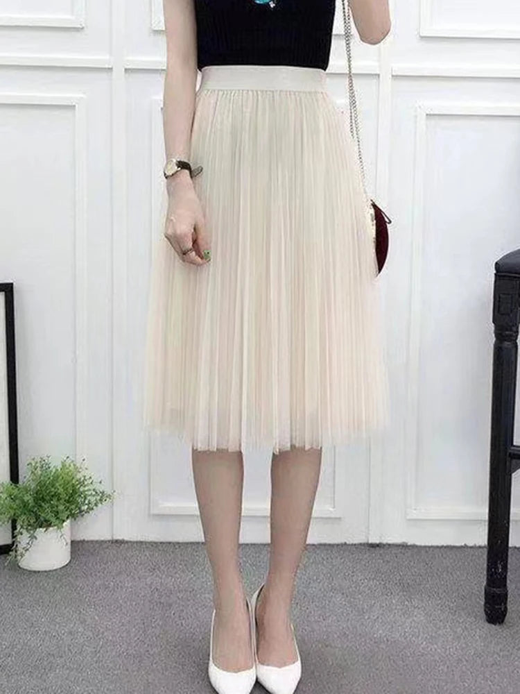 Elegant knitted skirt