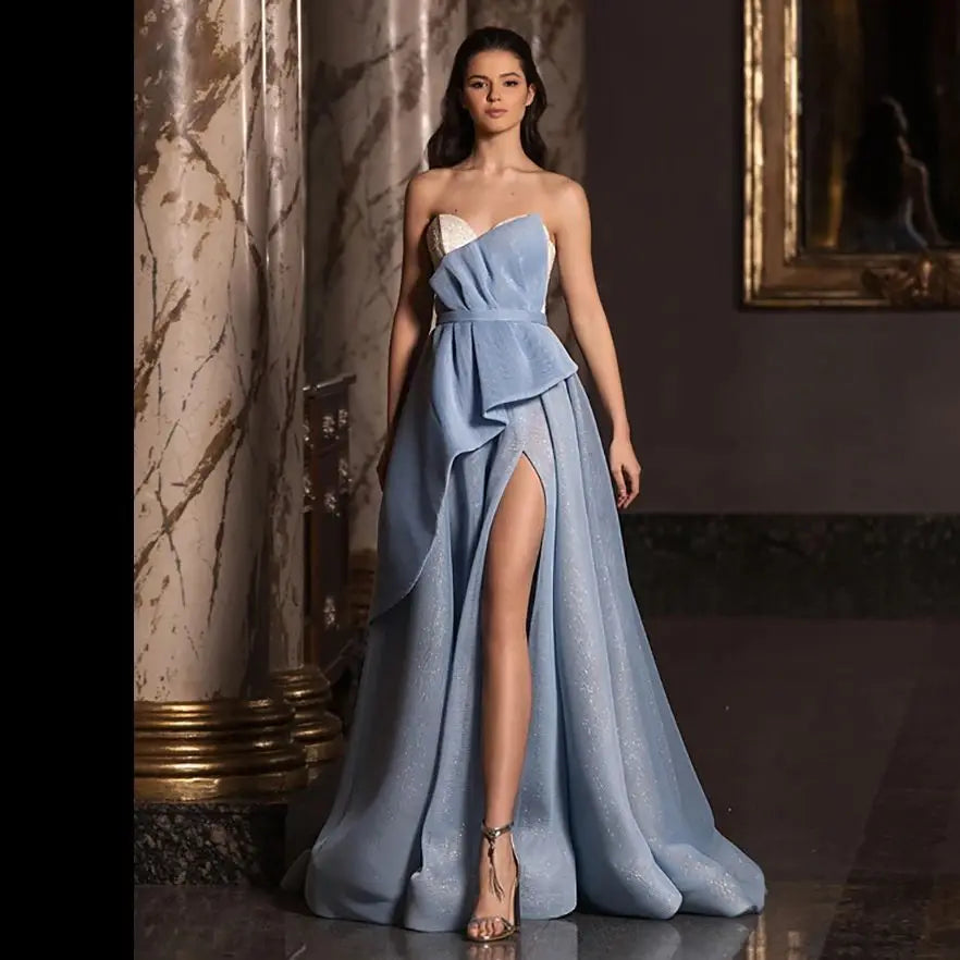 Robe de soirée sans bretelle bleue en tulle fendue