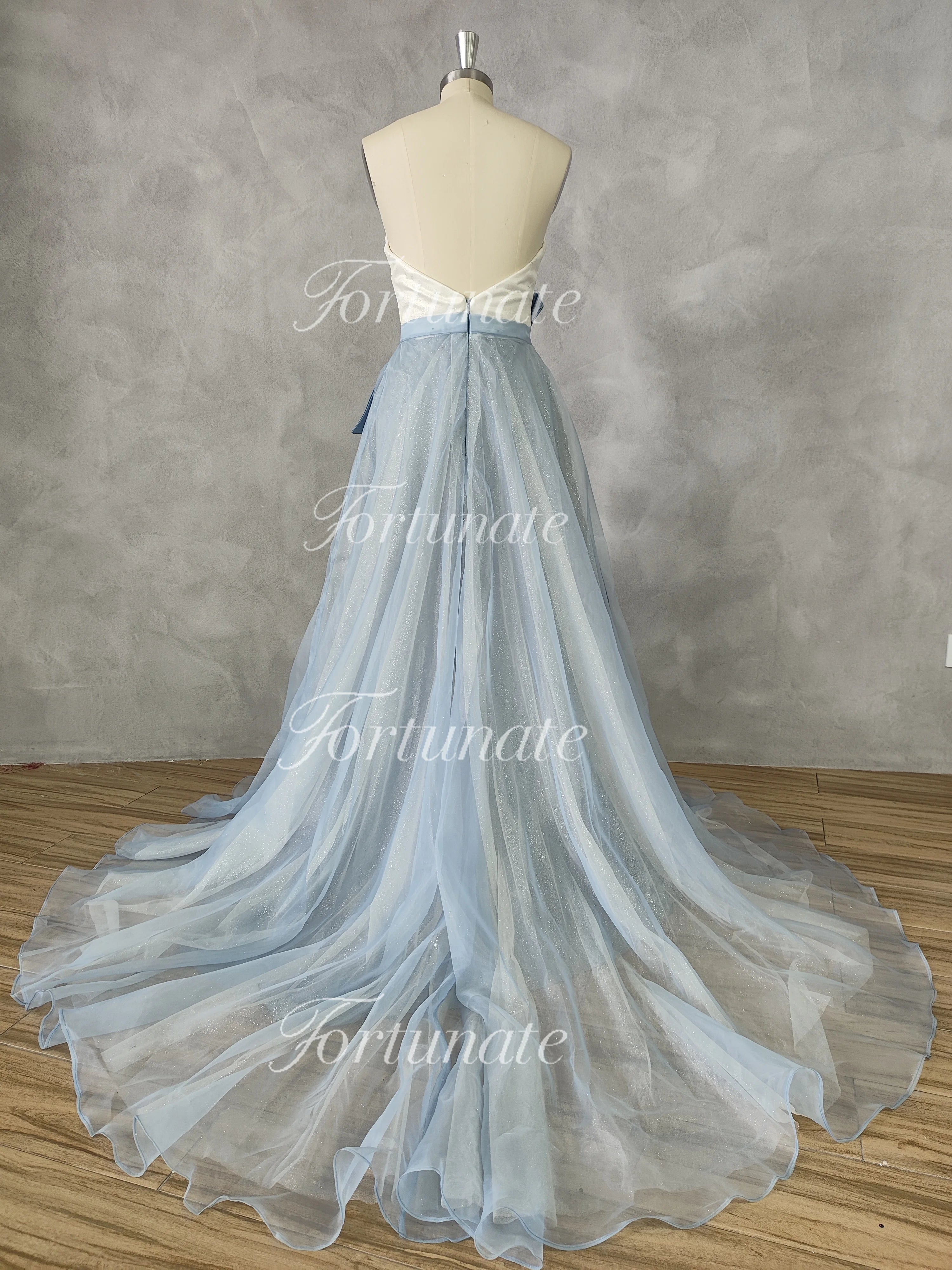 Robe de soirée sans bretelle bleue en tulle fendue