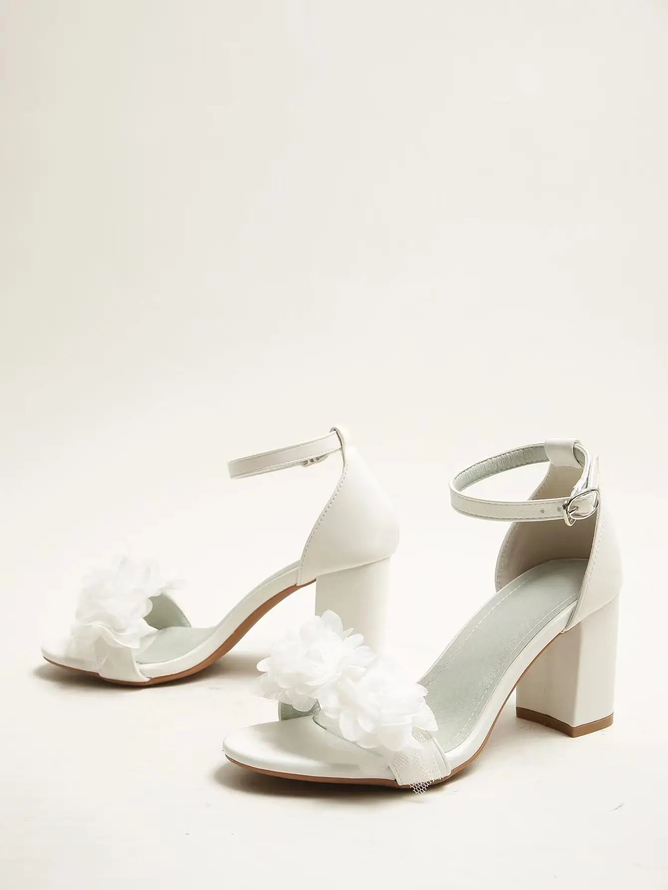 Chaussures de mariage à dentelle et talons blancs