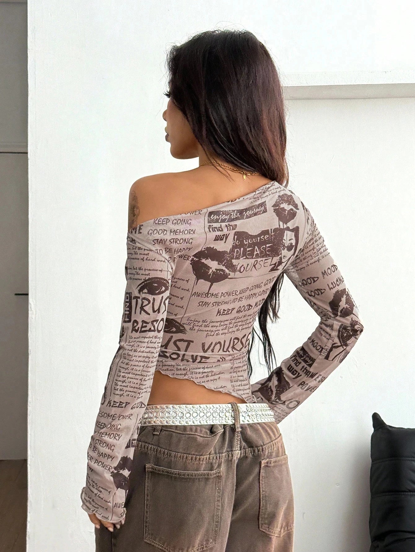 Top Femme Épaules Dénudées Style Streetwear Rétro avec Imprimé Journal